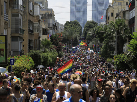 Des dizaines de milliers de gays et trans font la fête à Tel-Aviv