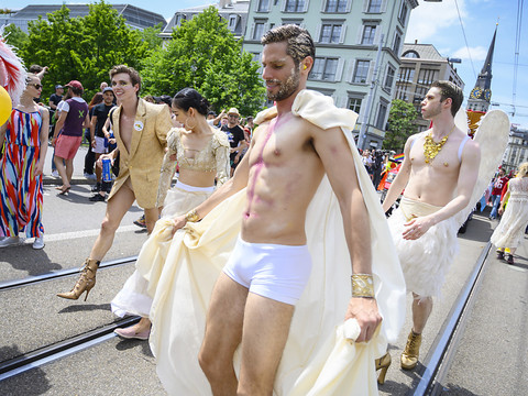 Des milliers de personnes pour l'égalité des droits à Zurich