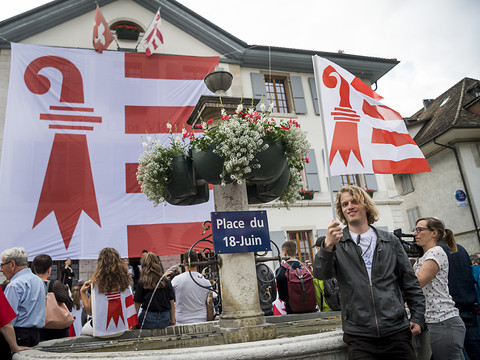 Chaîne humaine pour baptiser une Place du 18 juin à Moutier (BE)
