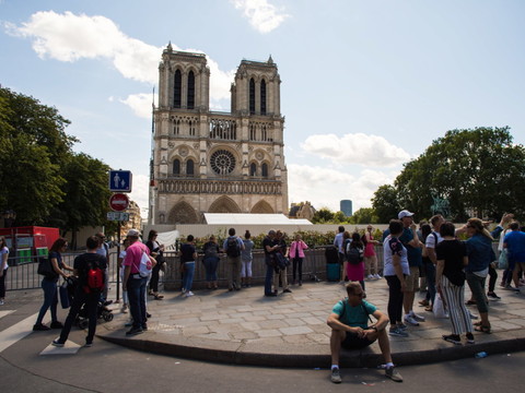 Début de la première messe à Notre-Dame depuis l'incendie