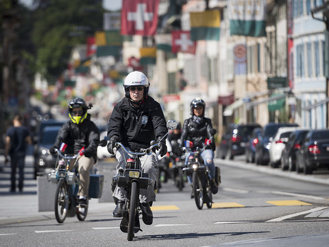 Quarante passionnés font le tour du Léman en Vélosolex