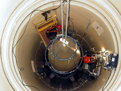 Moins d'armes nucléaires dans le monde, mais plus modernes