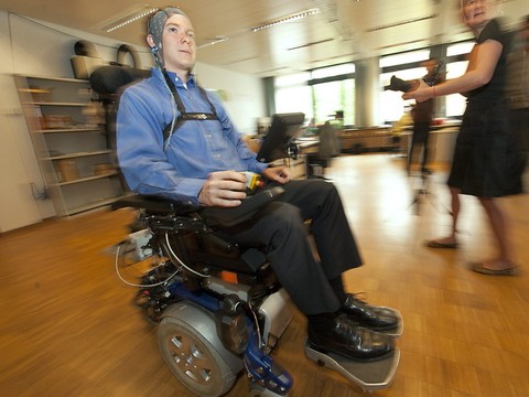 Mouvoir son fauteuil roulant par la pensée: étude clinique