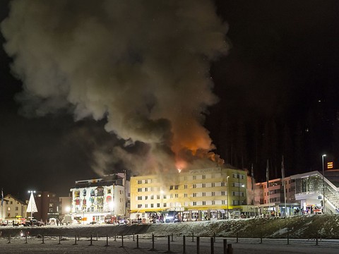 La cause de l'incendie qui a ravagé un hôtel à Arosa reste inconnue