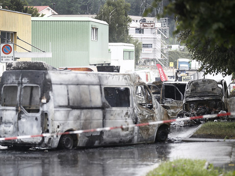 Nouvelle attaque d'un convoi au Mont-sur-Lausanne - Véhicules incendiés