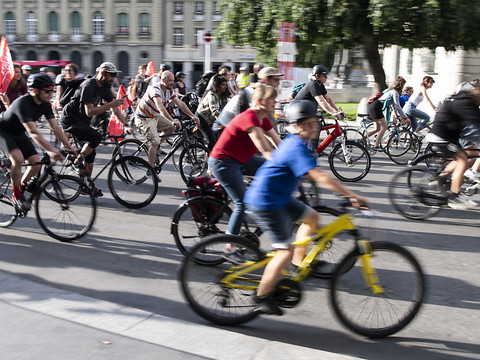 Un millier de cyclistes manifestent contre l'E-Prix à Berne
