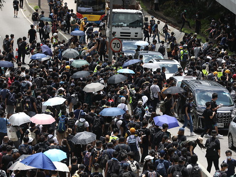 Les manifestants bloquent le QG de la police à Hong Kong