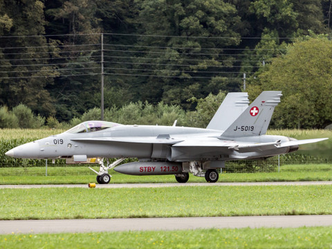 Deux F/A-18 sont presque entrés en collision avec un petit avion