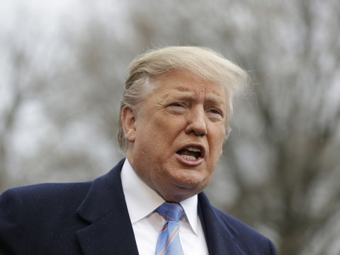 Trump annonce le report d'une vague d'arrestations de sans-papiers