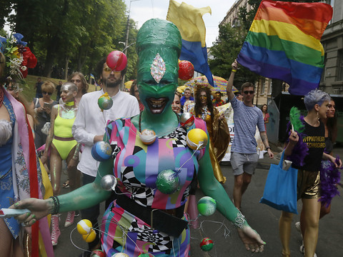 La gay pride réunit des milliers de personnes à Kiev