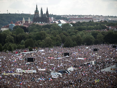 Imposante manifestation à Prague contre le Premier ministre