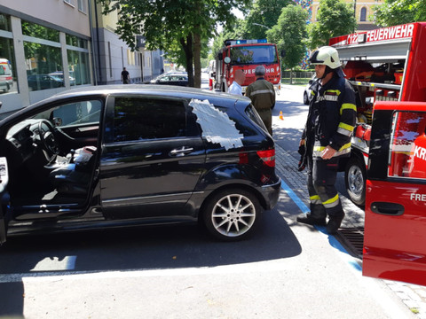 Enfant sauvé de la chaleur après s'être enfermé dans une voiture