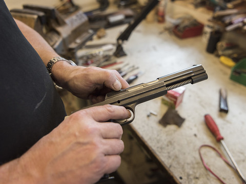 Un homme se blesse gravement avec une arme à Winterthour