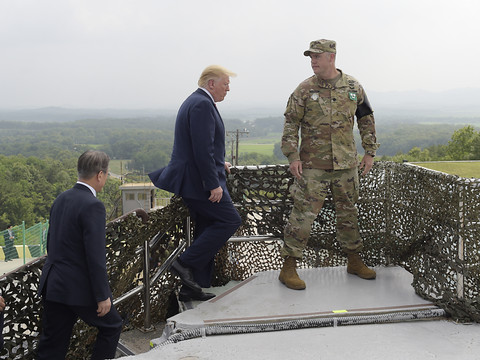 Trump entre à pied en Corée du Nord avec Kim Jong Un