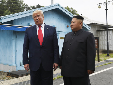 Trump écrit l'histoire avec quelques pas en Corée du Nord