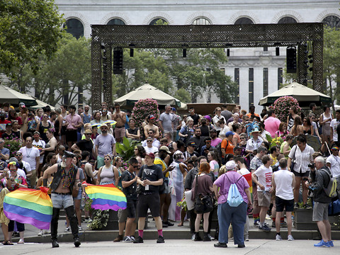 Gay Pride géante à New York contre la montée des extrêmes