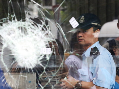 La dirigeante de Hong Kong condamne les violences au parlement