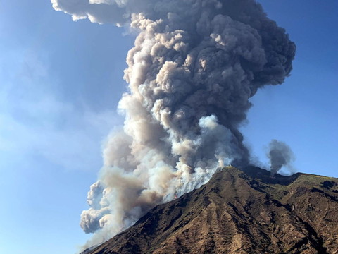 Puissante éruption du Stromboli au large de la Sicile: touriste tué