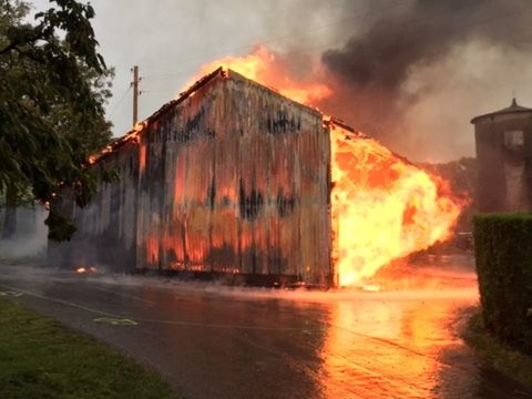 Un hangar à machines s'embrase frappé par la foudre à Luins (VD)