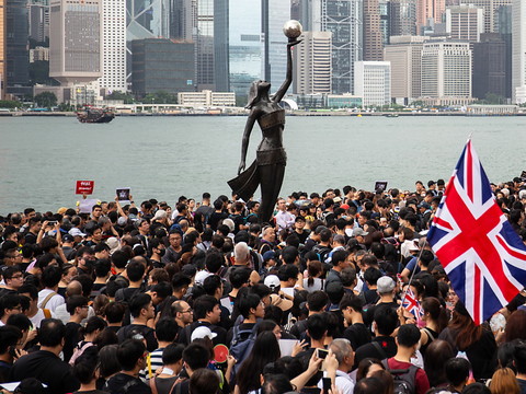 Charge policière à l'issue d'une nouvelle manifestation monstre à Hong Kong