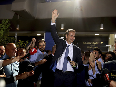 La droite de Mitsotakis promet de 
