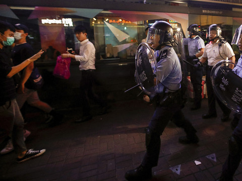 Cinq personnes arrêtées après de nouveaux affrontements à Hong Kong