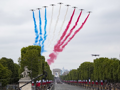Tensions et interpellations après le défilé et les sifflets