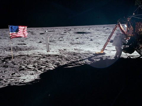L'inéluctable désagrégation de la combinaison de Neil Armstrong