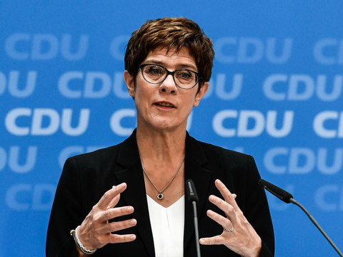La dauphine de Merkel, AKK, nommée ministre de la Défense