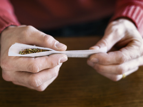 Possession de cannabis: mineurs à la même enseigne que les adultes