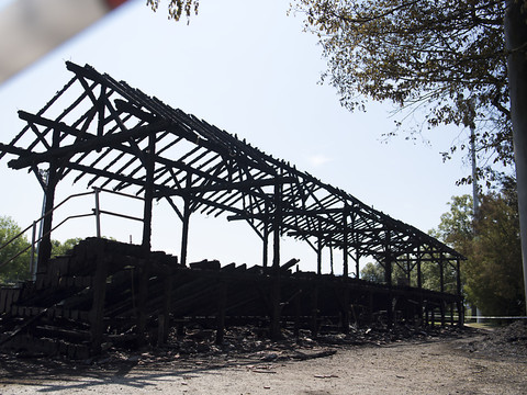 La tribune en bois d'un stade lausannois part en fumée