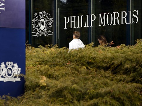 Philip Morris, sponsor du pavillon suisse, persiste et signe