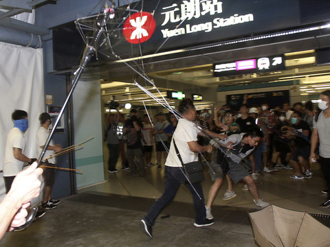 La colère gronde à Hong Kong après les agressions brutales