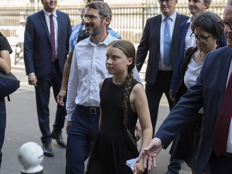 Greta Thunberg ironise face aux attaques des députés français