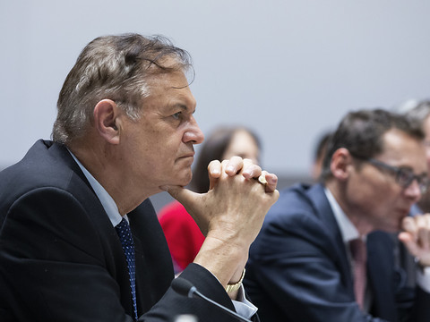 Le bureau du Parlement examine les règles des voyages à l'étranger
