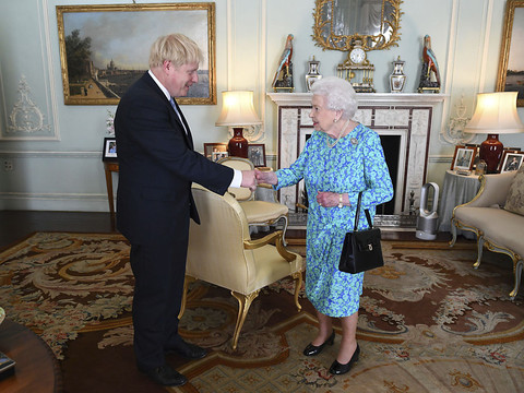 La reine investit Boris Johnson premier ministre