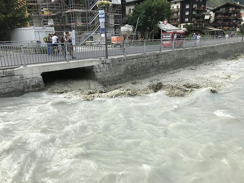 Une poche d'eau d'un glacier fait remonter la rivière à Zermatt