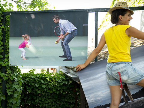 La photographie s'expose dans un jardin à Bremblens (VD)