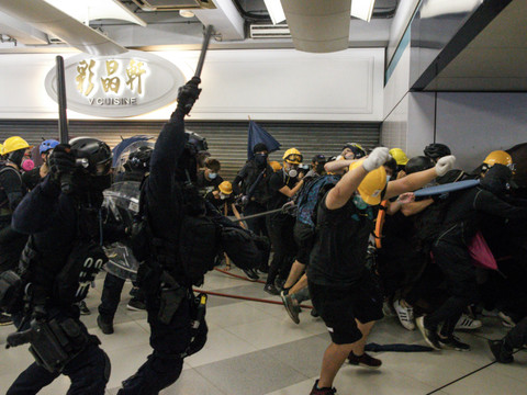 Gaz lacrymogènes et balles en caoutchouc sur une manifestation à Hong Kong