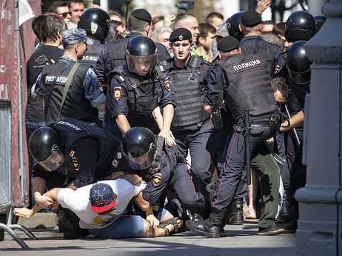 Près de 1400 arrestations samedi à Moscou (ONG)