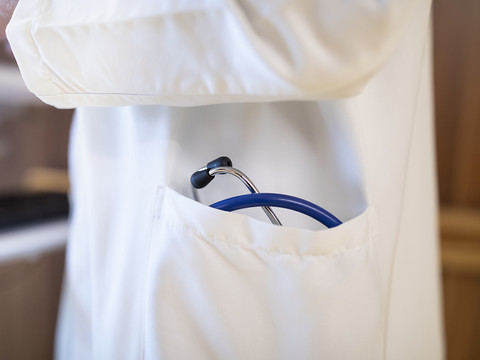 Une majorité de patients préfère les médecins en blanc