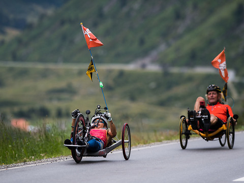 L’athlète paraplégique Pan termine son tour des 30 lacs au Tessin