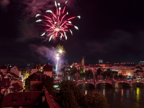 Des milliers de personnes ont admirés le feu d'artifice de Bâle