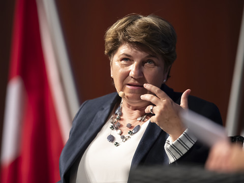 Viola Amherd: Des avions de chasse pour la population