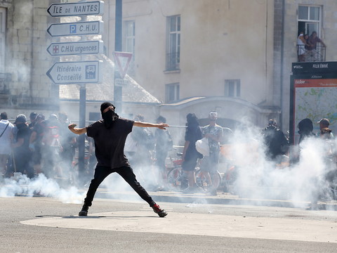 Un samedi d'hommages et de manifestations, incidents à Nantes