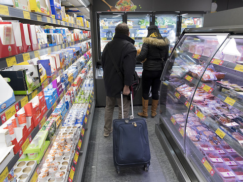 Les consommateurs suisses demeurent optimistes, mais prudents