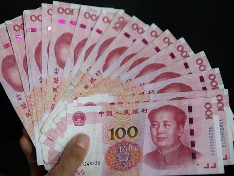 La Chine fixe de nouveau à la baisse le taux pivot de sa monnaie
