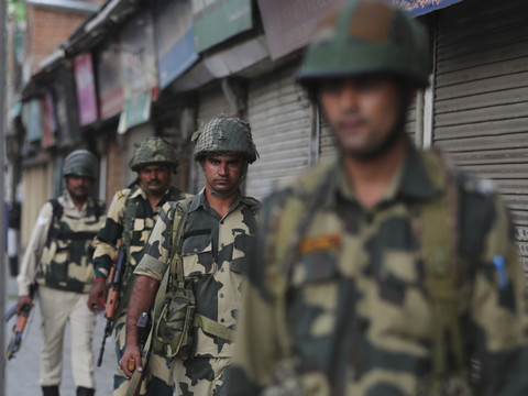 Mort d'un manifestant au Cachemire indien coupé du monde