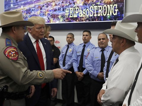 Trump visite les villes endeuillées par des fusillades meurtrières