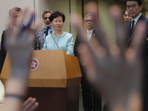 La dirigeante de Hong Kong exclut toute concession